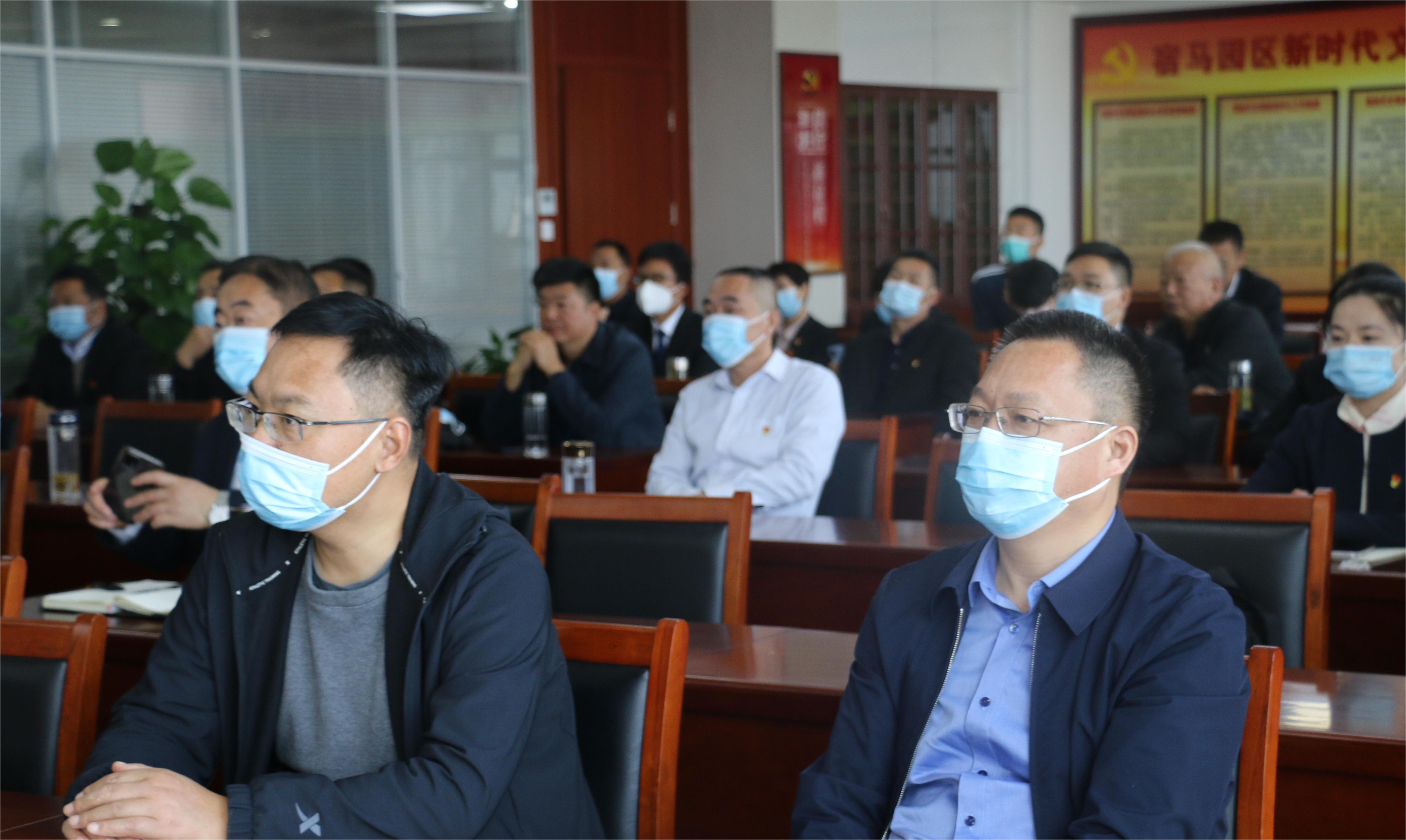 bv伟德源自英国始于1946集团组织集体观看二十大开幕会(图2)